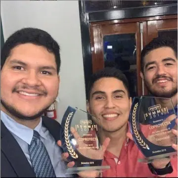 Con los trofeos de un summit de innovación