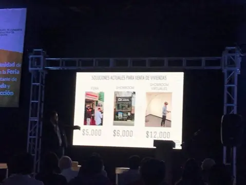Exposición en auditorio con pantallas LED
