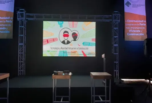 Ponencia en escenario con pantallas
