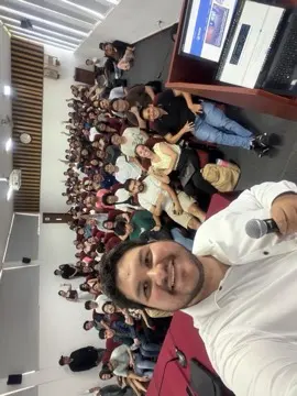Salón lleno en una charla universitaria